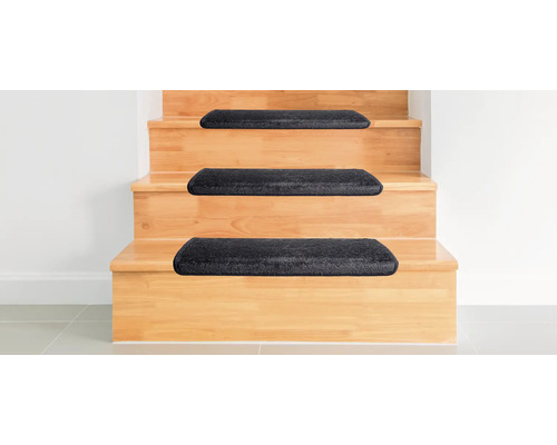 Holztreppe mit Teppichstufenmatten