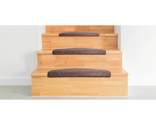 Escalier en bois avec tapis de marche