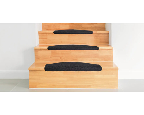 Holztreppe mit schwarzen Treppenmatten für mehr Sicherheit