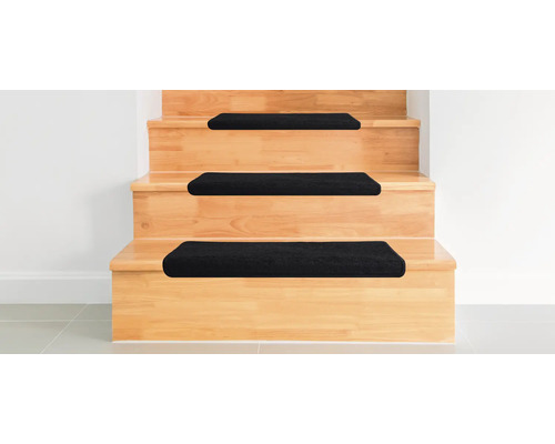 Treppe mit schwarzen Stufenmatten