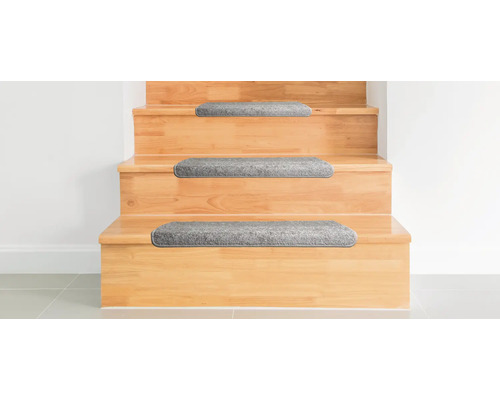 Escalier en bois avec tapis d''escalier gris