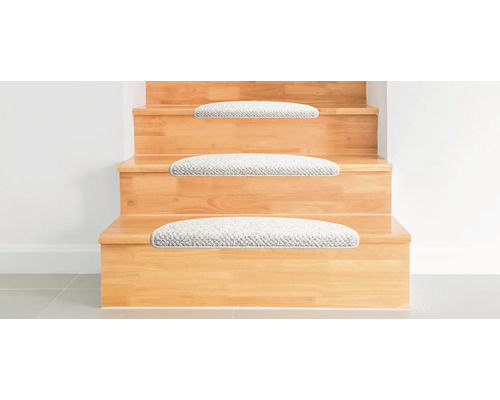 Escalier en bois avec tapis de marche