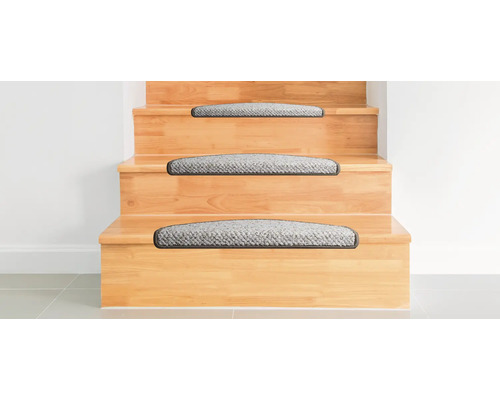 Holztreppe mit grauen Stufenmatten