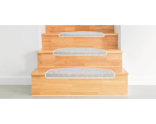 Escalier en bois avec marches d''escalier en moquette