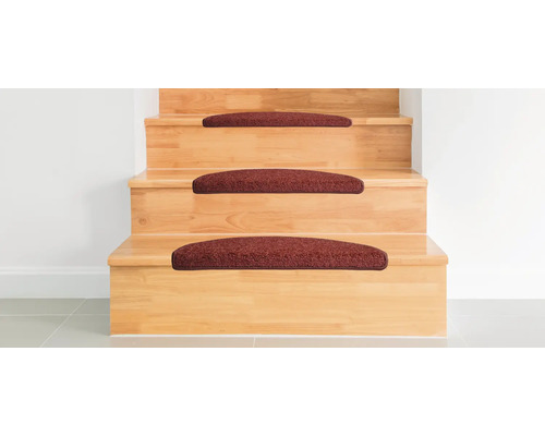 Escalier en bois avec tapis d''escalier