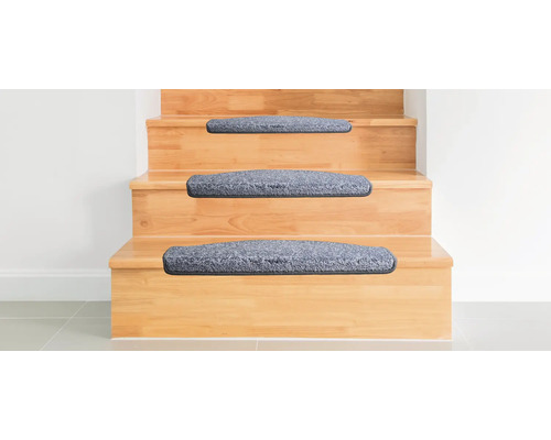 Holztreppe mit grauen Teppichstufenmatten