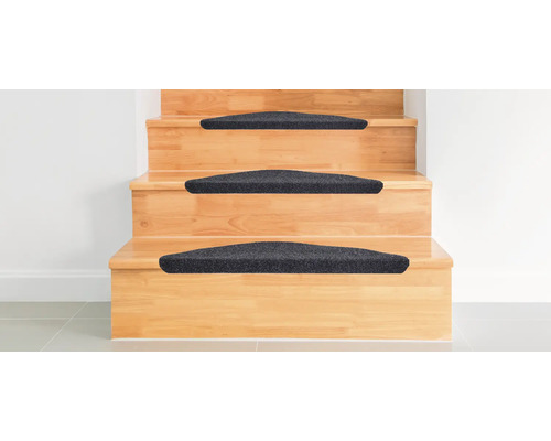 Holztreppe mit grauen Stufenmatten