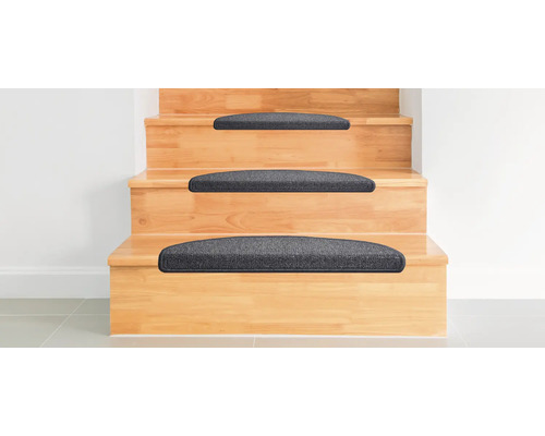 Holztreppe mit Teppichstufenmatten zur Trittschalldämmung und Erhöhung der Sicherheit