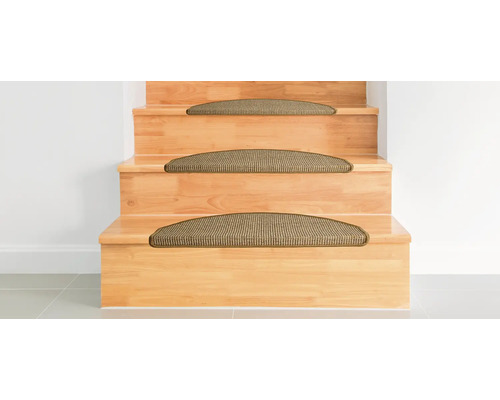 Escalier en bois avec tapis de marche