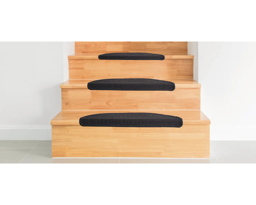 Holztreppe mit schwarzen Stufenmatten