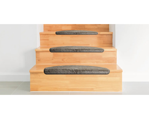 Escalier en bois avec tapis de marche