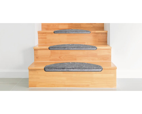 Escalier en bois avec tapis d''escalier gris