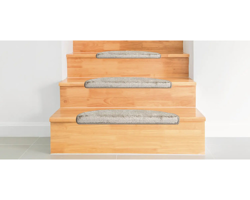 Escalier en bois avec couvre-marches en moquette