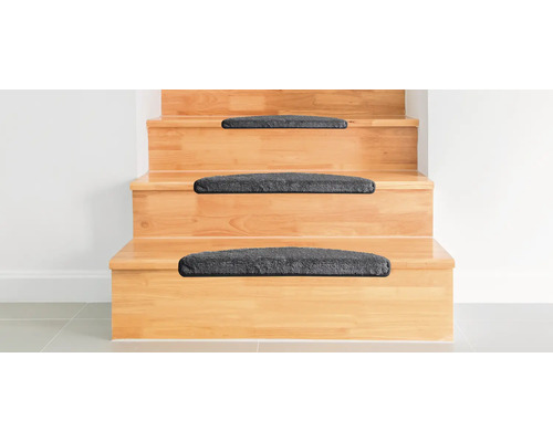 Escalier avec tapis d''escalier gris