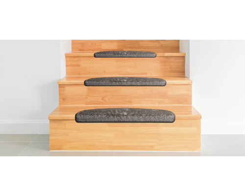 Escalier en bois avec tapis de marche