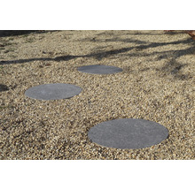 Drei runde Trittplatten aus Stein auf Kies