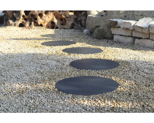 Trittplatten aus Stein in Kiesbettung