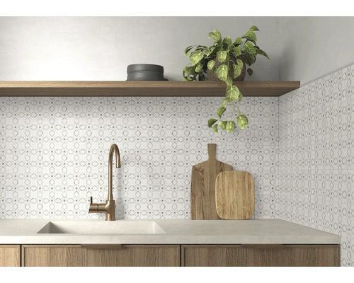 Modernes Badezimmer mit Waschbecken, Armatur, Fliesenwand und Holzregal