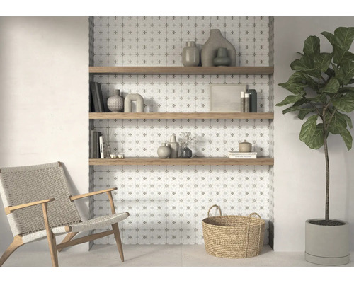 Dekorativer Raum mit Fliesenwand, Holzregalen, Stuhl, Korb und Zimmerpflanze