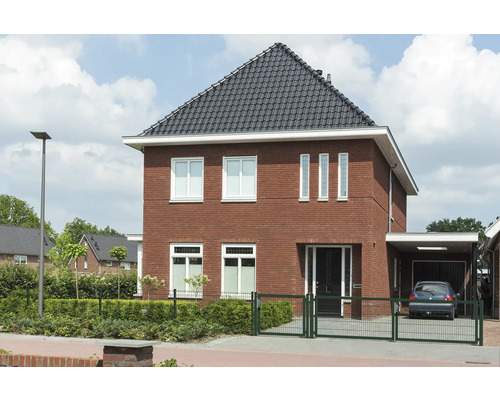 Einfamilienhaus mit Ziegelmauerwerk, Ziegeldach und Vorgarten