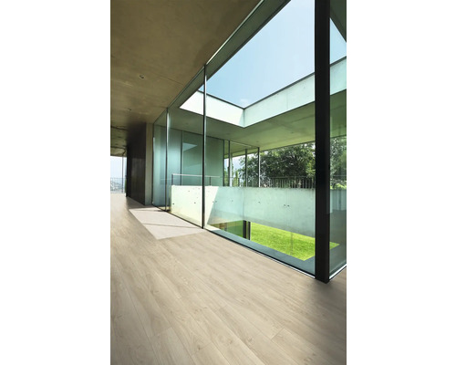 Moderner Raum mit hellem Holzboden, großen Fenstern und Betonwänden