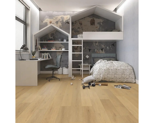 Kinderzimmer mit Hochbett, Schreibtisch und Weltkarten-Tapete