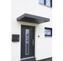 Eingangsbereich eines Hauses mit Haustür, Briefkasten und Vordach