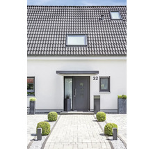 Einfamilienhaus mit grauer Haustür, Pflasterweg und Dachziegeln