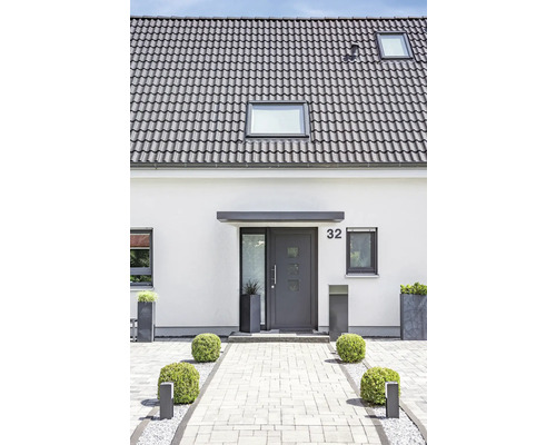 Einfamilienhaus mit grauer Haustür, Pflasterweg und Dachziegeln