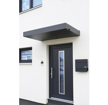 Eingangsbereich eines Hauses mit Haustürvordach, Haustür und Briefkasten