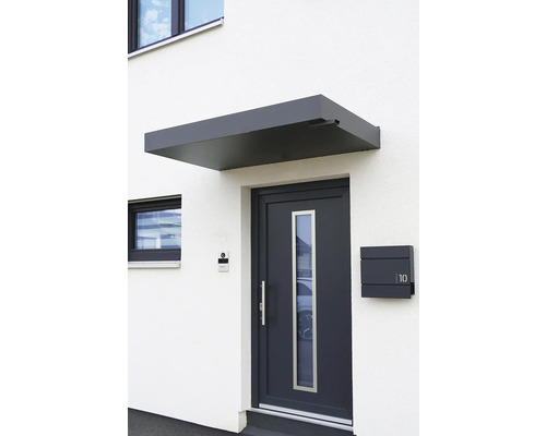 Eingangsbereich eines Hauses mit Haustürvordach, Haustür und Briefkasten
