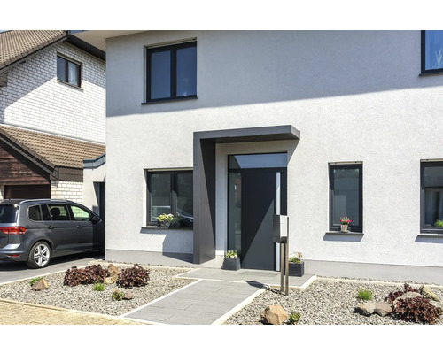Gutta Vordach BS Plus 160 RAL 7016 160x90 cm inkl. Seitenteil links Wasserablauf im Seitenteil Ein modernes Haus mit Eingangsbereich, Fenstern und einem gepflegten Vorgarten