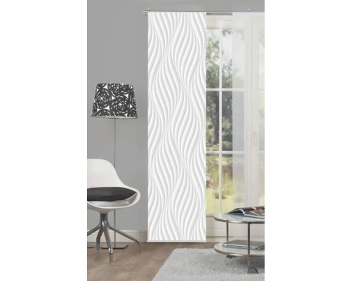 Dekorativer Schiebevorhang mit Wellenmuster vor Fenster