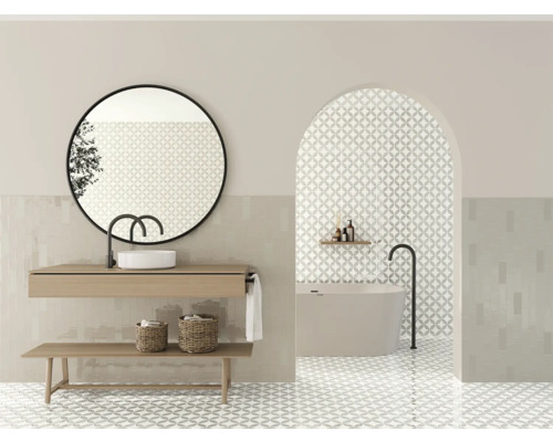 Helles Badezimmer mit Spiegel, Waschtisch, Badewanne und Fliesenmuster