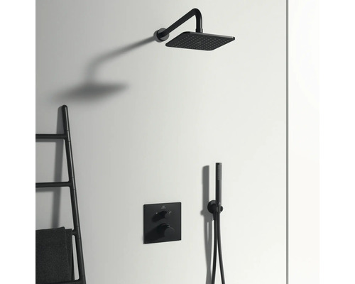 Salle de bains avec douche de tête noire, douchette à main et robinet