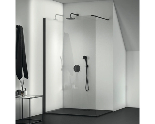 Douche à l''italienne avec paroi en verre et robinetterie noire dans une salle de bains.