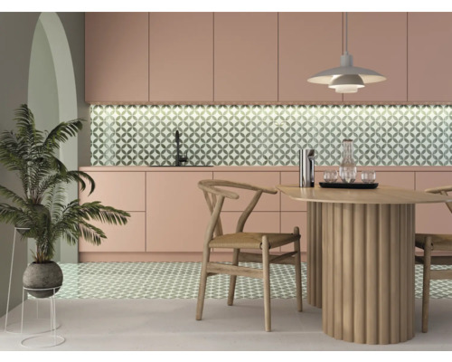 Helle Küche mit Küchentisch, Stühlen, Küchenschränken und dekorativen Fliesen