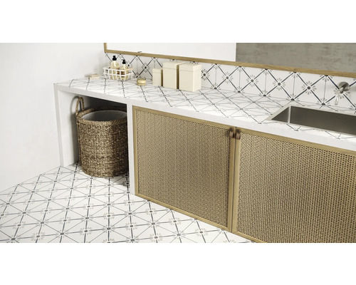 Badezimmer Waschtischunterschrank mit Korb und Fliesen