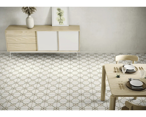 Heller Raum mit gemusterten Fliesen, Sideboard und Esstisch für Fliesensuche bei Hornbach