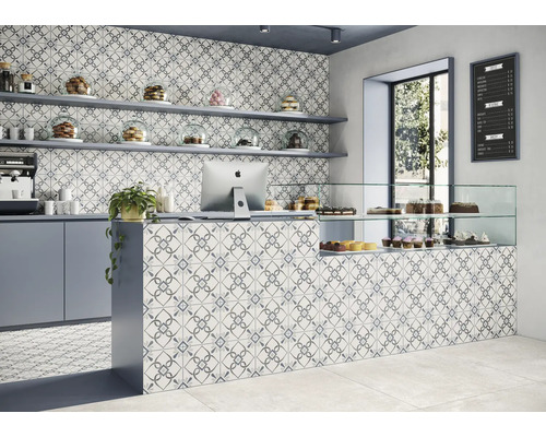 Comptoir couvert et mur avec des carreaux à motifs dans un café.