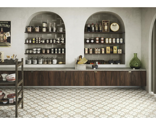 Étagères présentant divers aliments et produits dans un magasin