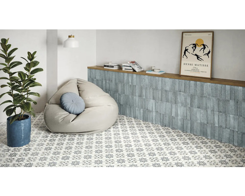 Gemütliches Interieur mit Mosaikfliesenboden, Sitzsack und Zimmerpflanze
