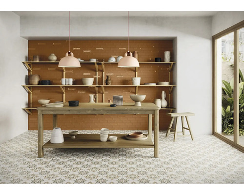 Heller Raum mit Regalen, Esstisch und Stuhl auf gemustertem Fliesenboden