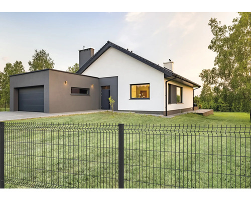 Modernes Wohnhaus mit Metallzaun um das Grundstück