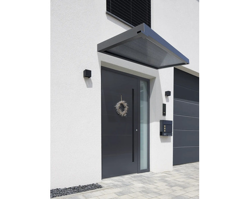 Haustür mit Vordach, Briefkasten und Aussenleuchte