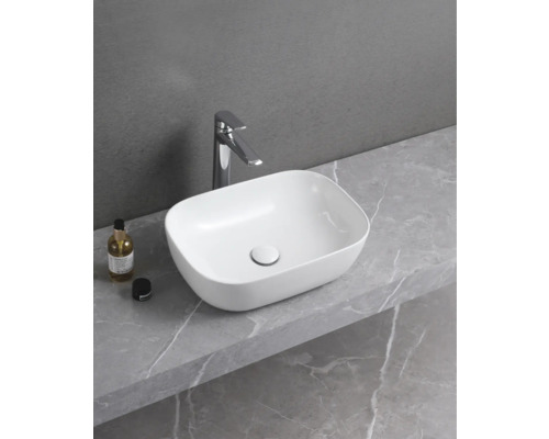 Vasque à poser en céramique avec robinet sur un plan de travail