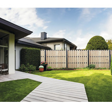Jardin avec clôture en bois, terrasse et pelouse devant des habitations