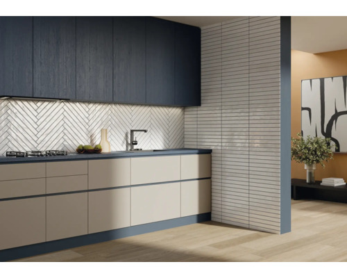 Cuisine moderne avec armoires bleues et dosserets en brique blanche