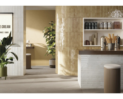 Pièce claire avec carrelage mural et au sol, comptoir et décorations