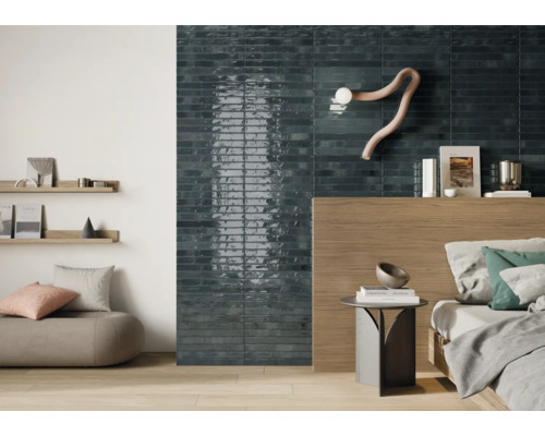 Chambre lumineuse avec carrelage mural, lit et étagères